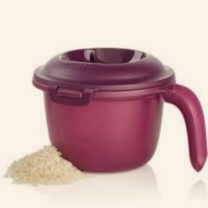 Tupperware Microwave Mini 2.5-cup Rice Maker. Cooker/Steamer in RHUBARB PURPLE